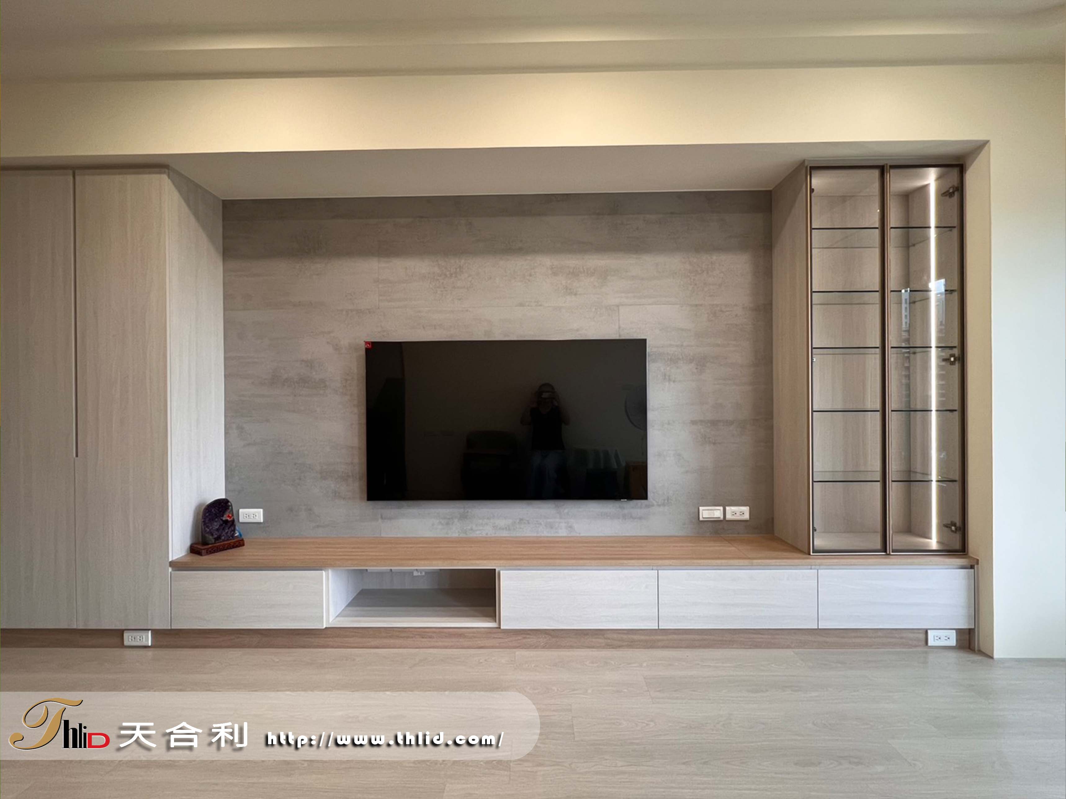 新宅設計規劃｜圓弧玄關造型 X 系統櫃收納 X 色彩風水搭配